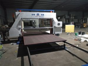 Flat cutting machine